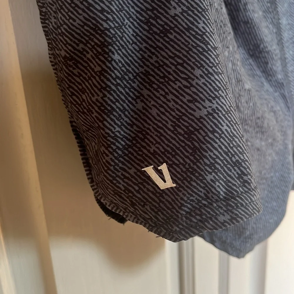 Women’s size medium Vuori shorts - Picture 4 of 5